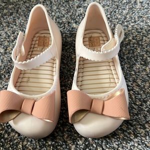 Toddler girl size 10. Preloved. Used a couple of times.